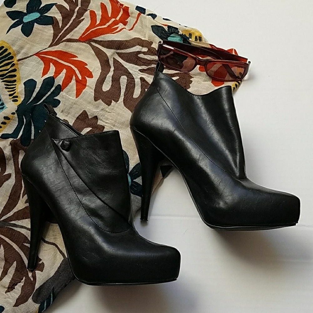 💐💐Jessica Simpson Black Bootie Heals Size 8